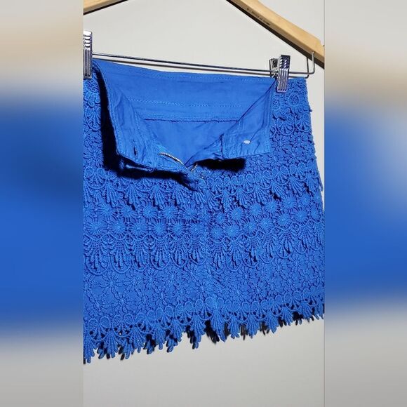 Small Vibrant Blue Geometric Floral Pattern Crochet Lace Overlay Mini Skirt - Picture 4 of 9